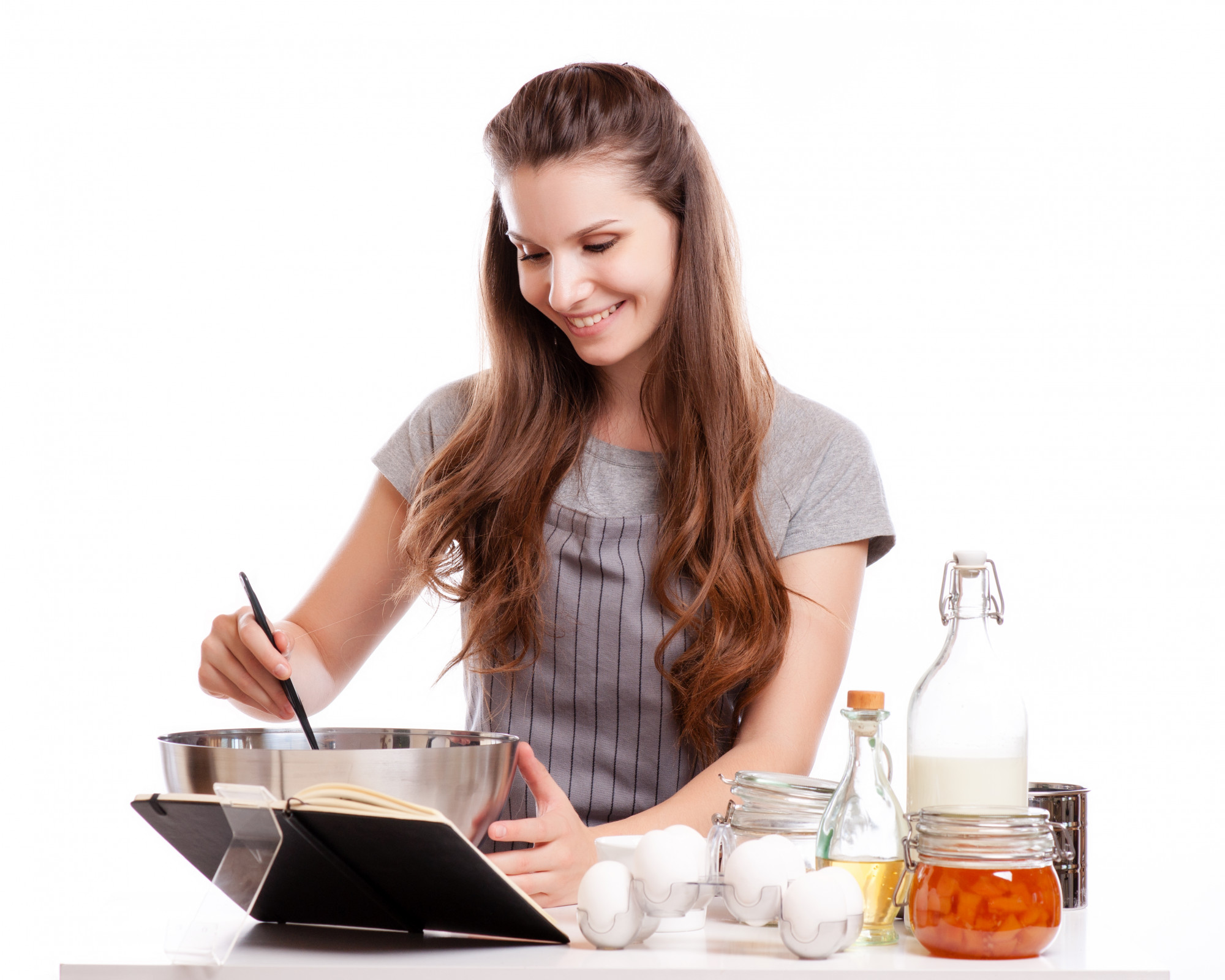 Studente che segue la lezione dal tablet in cucina