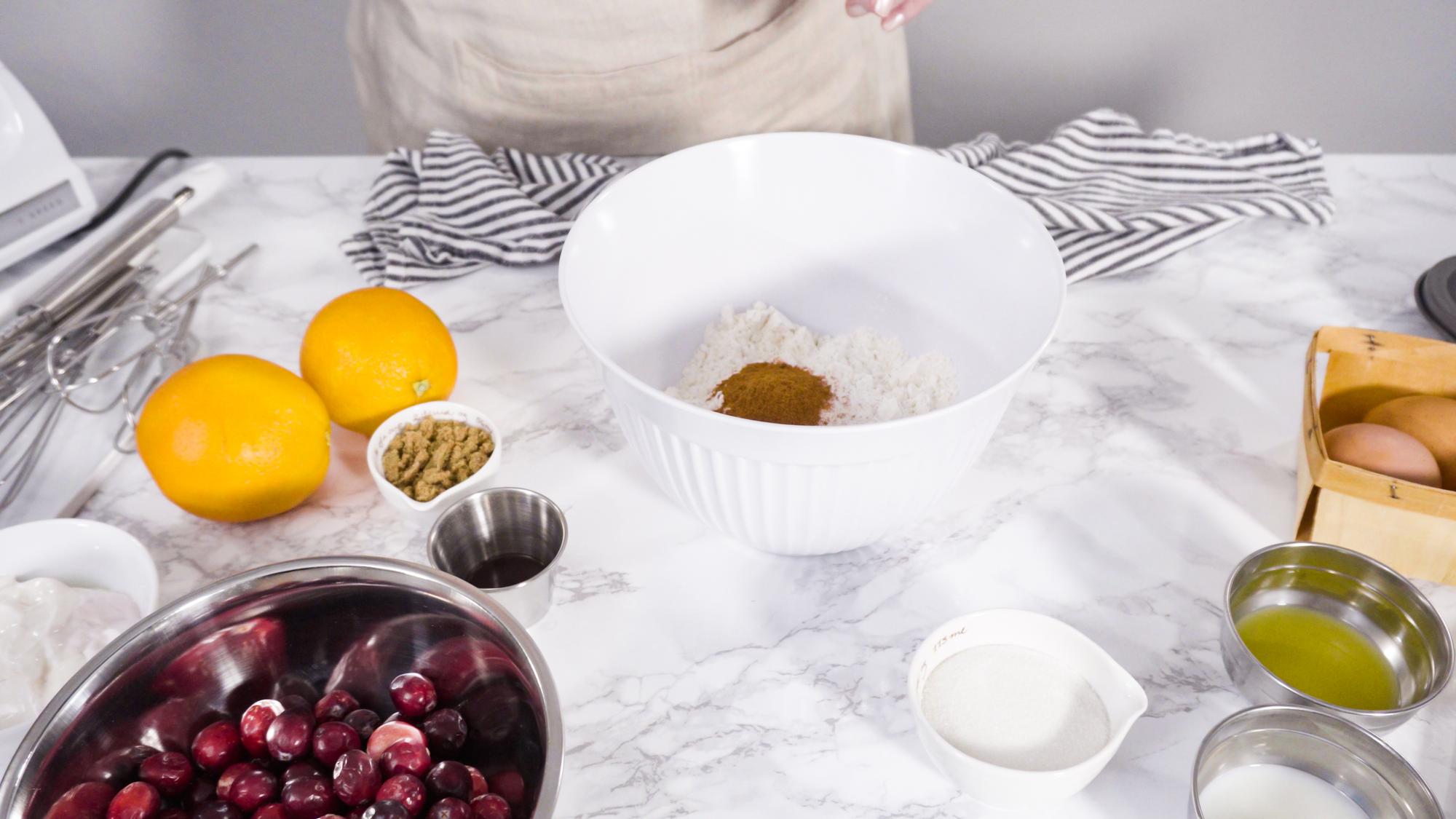 Ingredienti pronti in ciotole, preparazione organizzata